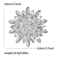Dettaglio macro di una spilla a girasole in cristallo da 6,8 cm con strass incastonati - Argento