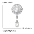 Dettaglio dimensioni di una spilla a fiore con perle e zirconi di 4,6 cm per 2,2 cm - Argento