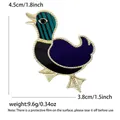 Broche de pato animado con cabeza de rayas verdes y detalles dorados en fondo blanco - Estilo de Pato Colorido