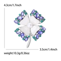 Elegante broche de trébol con nácar, cristales púrpuras y centro de perla blanca - Plateado