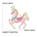 Spilla cavallo a dondolo rosa e blu con cristalli dorati, dimensioni dettagliate mostrate - Rosa