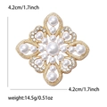 Spilla barocca vintage dorata con design floreale traforato e perle bianche, 4,2 cm - Oro