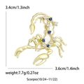 Spilla scorpione dello Scorpione in lega d'oro con cristalli blu e bianchi per abiti - Articolo:5254-GD