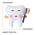 Spilla creativa in smalto bianco a forma di dente con spazzolino blu e viso buffo - Oro-Blu