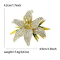 Elegante spilla a giglio con strass e smalto giallo-verde in finitura dorata - Base Oro KC Strass Bianco / Stile Dorato (5243-GD)
