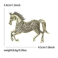 Broche vintage de caballo en aleación dorada con relieves grabados sobre fondo blanco - Bronce Dorado