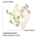 Dettaglio spilla zodiaco Pesci dorata con cristalli blu e indicazioni di misura - Articolo:5257-GD