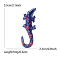 Lebhafte blaue Emaille-Gecko-Brosche mit bunten Edelsteinen auf weißem Hintergrund - Blau