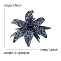 Elegante spilla a giglio in finitura canna di fucile con cristalli e strass blu scuro - Base Nero di Fucile Strass Blu / Stile Nero di Fucile Blu (5243-BL)
