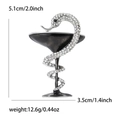 Detalle de broche copa de Higía con medidas de 5,1 cm de altura y 3,5 cm de anchura - Plata Negro