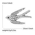 Spilla rondine d'argento con perle bianche e gemma nera, larghezza di 3,9 cm - Argento Antico