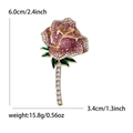 Elegante spilla rosa di strass con foglie in smalto verde e dimensioni di 6,0 cm per 3,4 cm - Rosa (Oro KC)