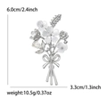 Eleganter Pflaumenblüten-Bouquet-Anstecker mit weißen Emaille-Blüten und Kristallen - Silber