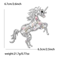 Detailansicht der Einhorn-Brosche mit Maßen 6,7 cm mal 6,3 cm auf weißem Hintergrund - Weiß K (5313-WH) / Weiß