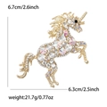 Einhorn-Brosche in Gold mit bunten AB-Kristallen und weißen Straßsteinen auf Weiß - KC Gold (5313-GD) / Gold