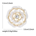 Eleganter Acryl-Blumenbrosche mit Goldkonturen und weißen Blütenblättern für Anzüge - KC Gold-Weiß