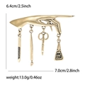 Retro Maniküre-Werkzeug Brosche mit Goldhand und hängenden Nagelfeile Scheren Anhängern - Antik-Gold