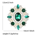 Dettaglio della spilla ovale con cristalli verdi e dimensioni 5,3 cm altezza e 4,6 cm larghezza - Verde