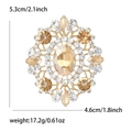 Dettaglio spilla floreale con gemma ovale color champagne e strass, misura 5,3x4,6cm - Champagne