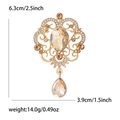 Vista dettagliata della spilla con cristallo champagne, dimensioni 6,3 cm x 3,9 cm - Gancio in Oro KC (5449-CH) / Champagne