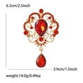 Dettaglio macro di spilla con cristalli rossi con dimensioni 6,3x3,9cm e lusso artigianale - Gancio in Oro KC (5449-RD) / Rosso