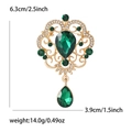 Dettaglio spilla in cristallo smeraldo con misure 6.3cm di altezza e 3.9cm di larghezza - Gancio in Oro KC (5449-GN) / Verde