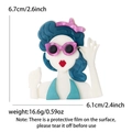 Künstlerische Acryl Brosche Mädchen mit blauen Haaren und Sonnenbrille 6,7cm x 6,1cm - Blauer Damen-Stil (MM-BR-5447-BL)