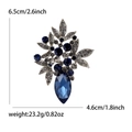 Silberne Blumenbrosche mit blauem Kristalltropfen und Strasssteinen, 6,5x4,6 cm - Kaffeegold Blau