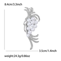 Detalle del broche de perlas y strass medidas 8,4 cm por 3,5 cm sobre fondo blanco - Blanco K/Plata