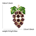 Broche raisin violette avec feuilles vertes et base dorée incluant dimensions 3.8cm par 2.5cm - Or KC Violet Foncé