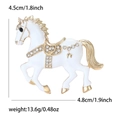 Detailweergave van emaille paardenspeld met afmetingen 4,5 cm x 4,8 cm en kristallen - Wit