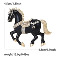 Gedetailleerde specificaties van afmetingen en gewicht van de luxe emaille paardenbroche met kristal - Zwart