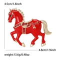 Detailweergave van de rode emaille paardenbroche met strasstenen en afmetingen in goud - Rood