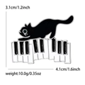 Spilla in smalto gatto nero su tasti di pianoforte con strass verde, 4,1cm x 3,1cm - Stile Gatto Nero Pianoforte (Bianco K-Nero 5492-BK)