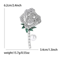Elegante rozenbroche met strass en witte parel op witte achtergrond met afmetingen - Zilver-Wit (5495-WH)