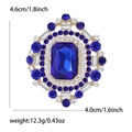 Dettaglio della spilla con strass blu con dimensioni 4,6cm x 4,0cm su sfondo bianco - Blu (KC Oro)