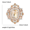 Dettaglio della spilla in cristallo champagne con dimensioni 4,6cm altezza e 4,0cm larghezza - Champagne (KC Oro)