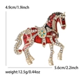 Broche de caballo de lujo con esmalte rojo y cristallen en base de metal dorado - Dorado-Rojo