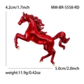 Broche cheval en émail rouge pour costume avec détails dorés et dimensions précises - Rouge