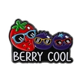 Spilla in smalto a forma di frutta con scritta berry cool e motivi di fragole e mirtilli - Stile Berry Cool (QHXZ5065)