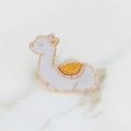 Simpatica spilla in smalto di alpaca bianco con bordi dorati e motivo della sella colorato - Stile Alpaca Cartone Animato (XZ1310)