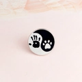 Badge Yin Yang avec empreintes créatives de main humaine et patte de chien sur fond rose - Style Empreinte Humaine et Patte d'Animal (XZ091)