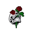 Détail du pin's gothique en émail avec un crâne blanc entouré de roses rouges - Style Crâne et Double Rose (XZ1099)
