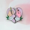 Spille Best Buds viola creative a forma di cuore con motivi artistici e testo smaltato - Stile Cuore Diviso (XZ048)
