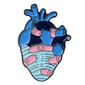 Detalle macro de pin de esmalte con forma de corazón anatómico y diseño de tirita - Estilo de Corazón Anatómico (XZ2190)