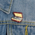 Spilla smaltata giradischi vintage su giacca di jeans per un look stile retrò punk - Stile Giradischi Vintage(xz2291)