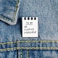 Cartoon Notizbuch Emaille Pin mit Text TO DO BE FUCKING INCREDIBLE auf blauem Denim Stoff - Notizbuch-Stil (XZ2399)