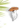 Vue macro d'un pin's fantôme blanc mignon avec un parapluie orange pour Halloween - Fantôme avec Parapluie (XZ2393)