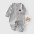 Dettaglio tutina neonato in cotone grigio con bottoni a pressione rossi e patch mela - 59 / Grigio chiaro