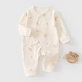 Dettaglio tutina neonato in cotone con stampa orsetto e accessorio massaggiagengive in legno - 52 / Carota Pabby